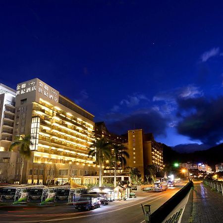 Chihpen Century Hotel Wenquan Exteriör bild The hotel at night