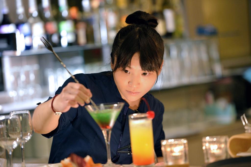 Chihpen Century Hotel Wenquan Exteriör bild A bartender at work