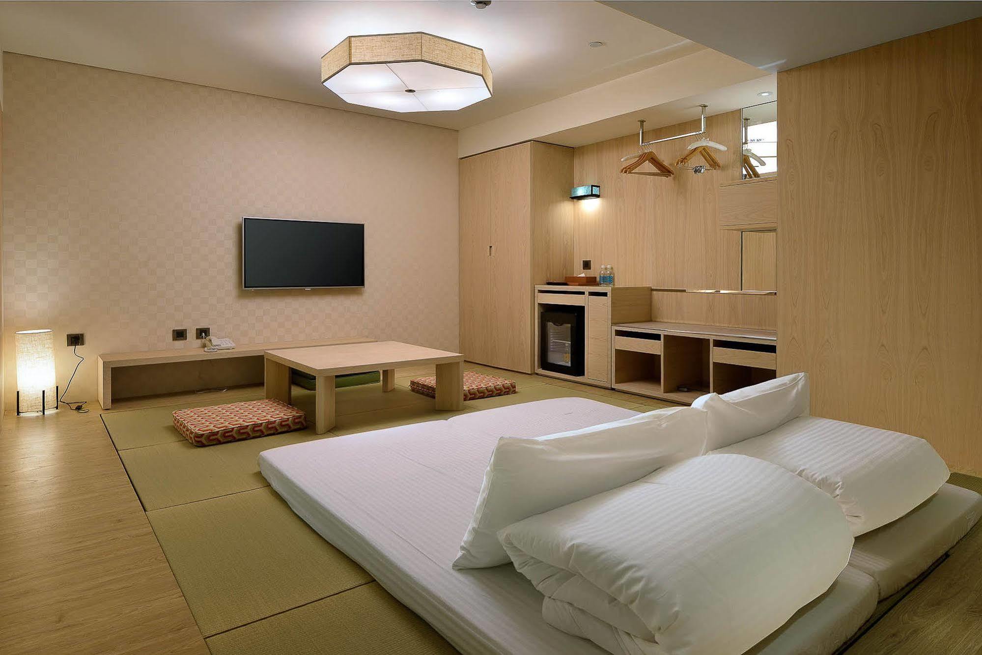Chihpen Century Hotel Wenquan Exteriör bild A room at the hotel