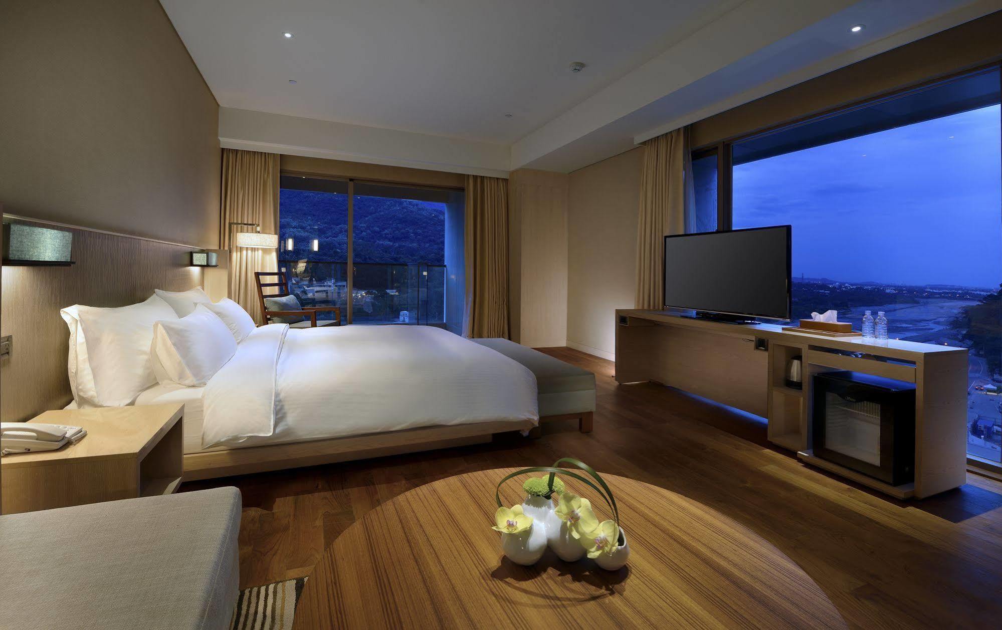 Chihpen Century Hotel Wenquan Exteriör bild Deluxe Room