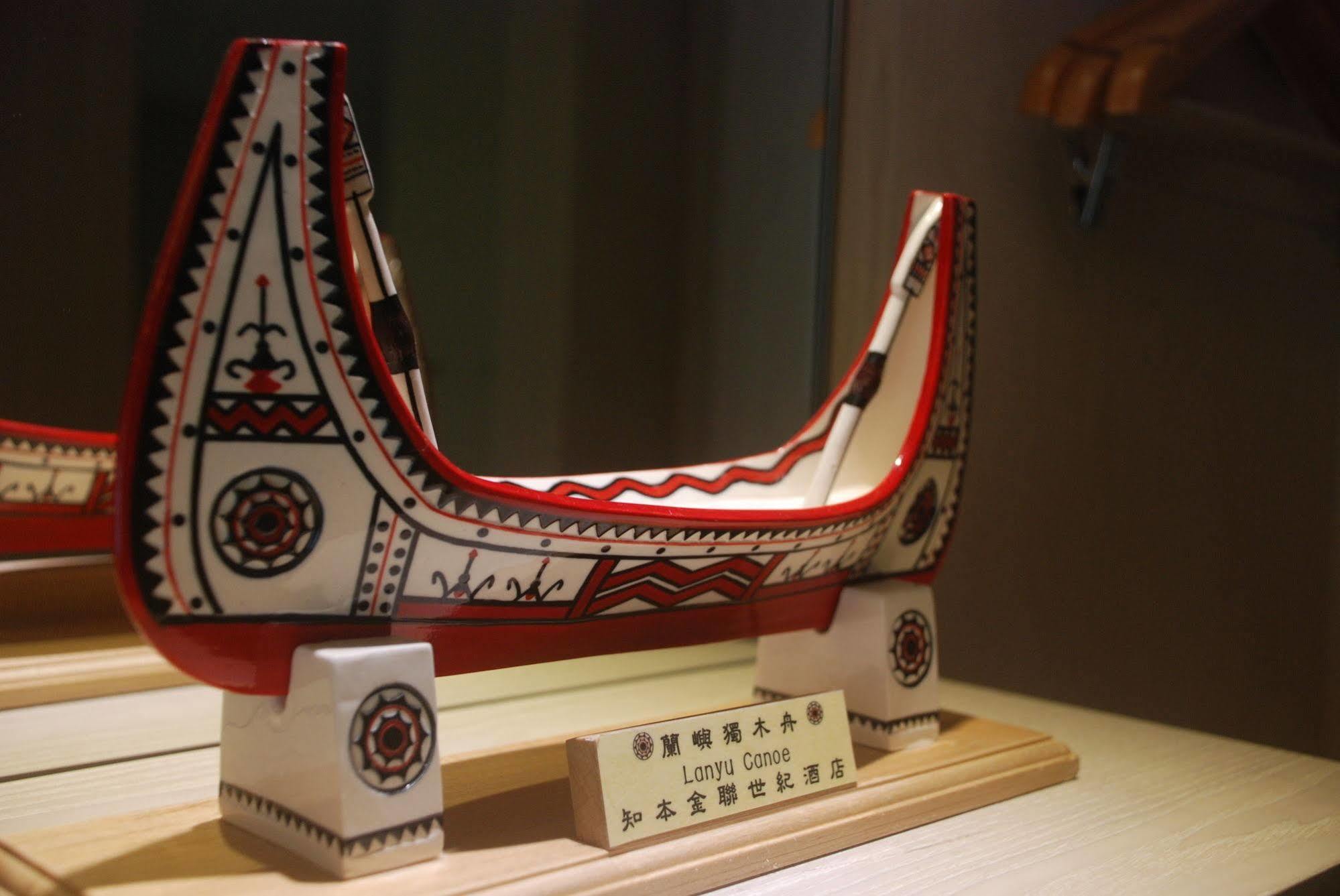 Chihpen Century Hotel Wenquan Exteriör bild A model of a logboat
