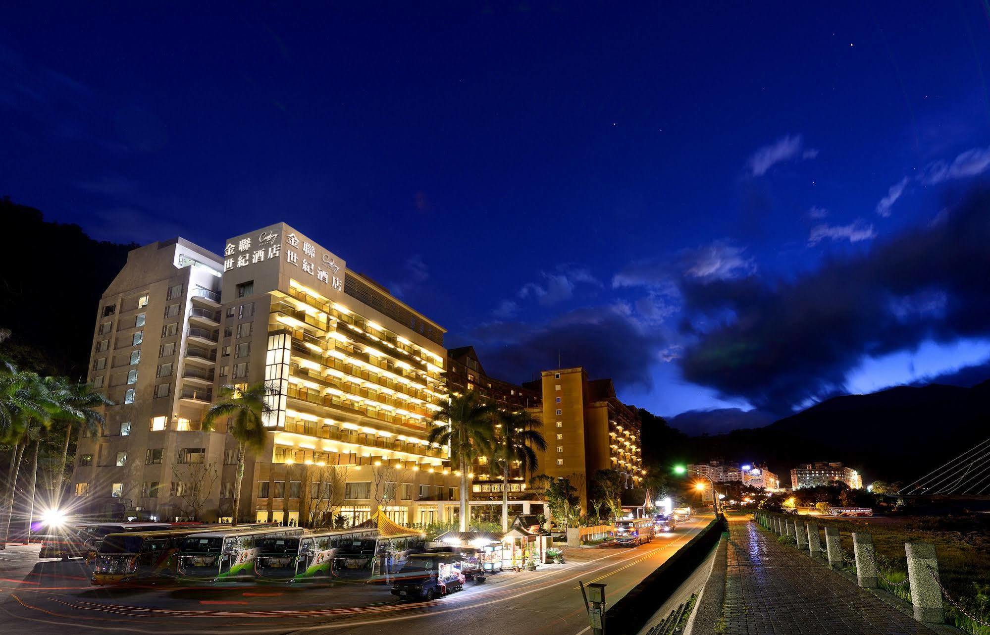 Chihpen Century Hotel Wenquan Exteriör bild The hotel at night